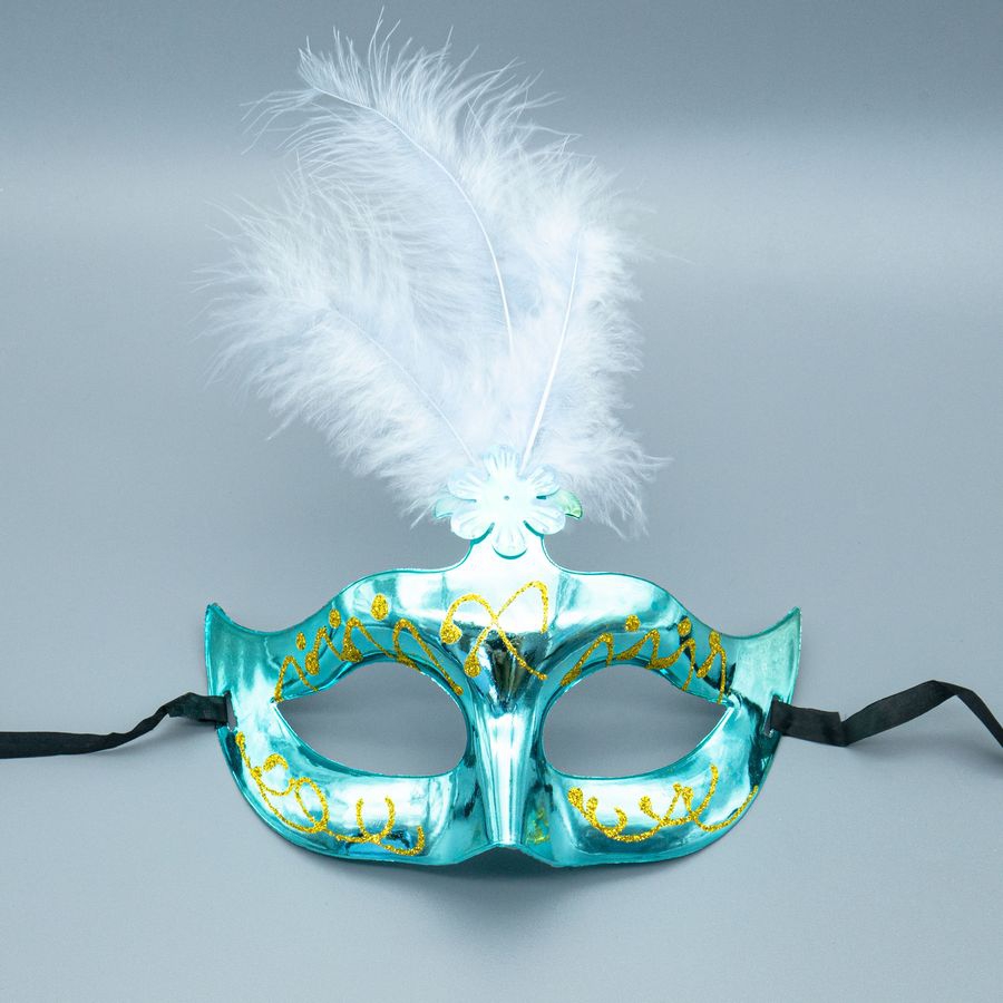 Маска голубая с перьями